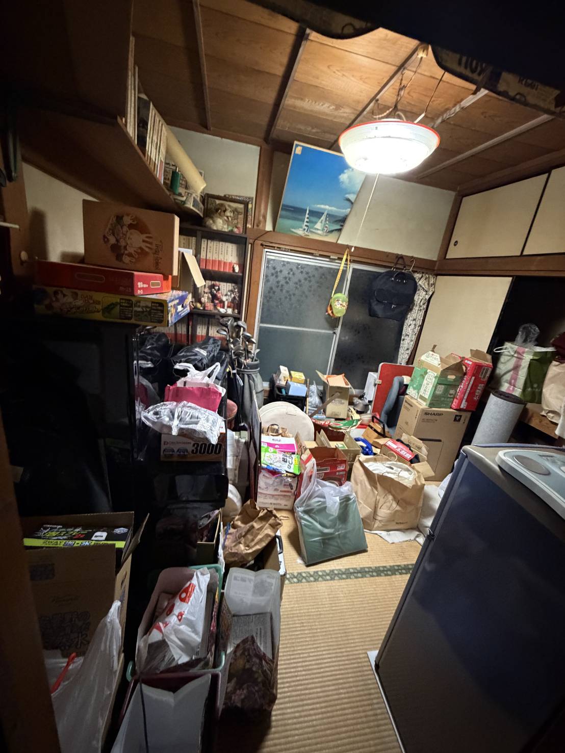 東京都北区の解体前の一軒家 お片付け作業前の和室（家財や段ボールが置かれた状態）