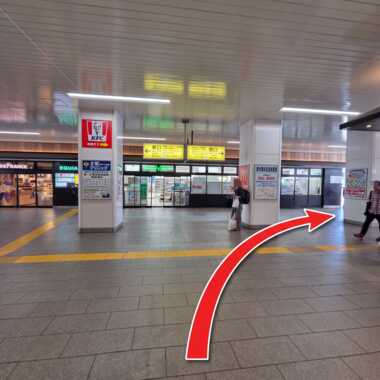 谷塚駅西口の改札を出た様子