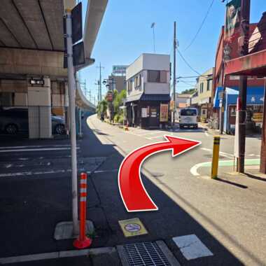 横断歩道を渡り右側に進む様子