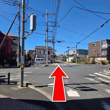 交差点を渡った先、コインパーキング隣のコボちゃん